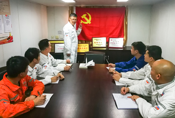 4月20日，浙能集團所屬寧波海運“明州76”輪黨小組組織開展面向船舶黨團員和群眾的黨史主題政治宣講。 屠添榮 攝x.jpg