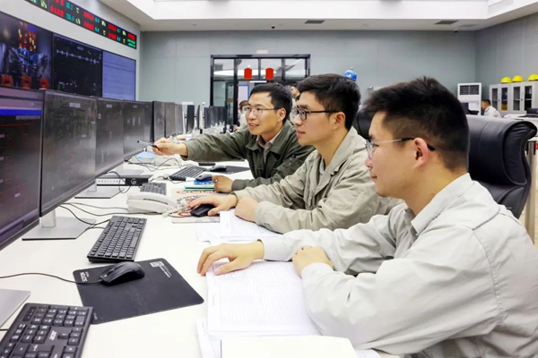 5x-浙能樂清發(fā)電公司技術(shù)人員緊盯5號機(jī)組操作界面，高效執(zhí)行指令，為機(jī)組安全運(yùn)行保駕護(hù)航。陳清瑜 攝.jpg